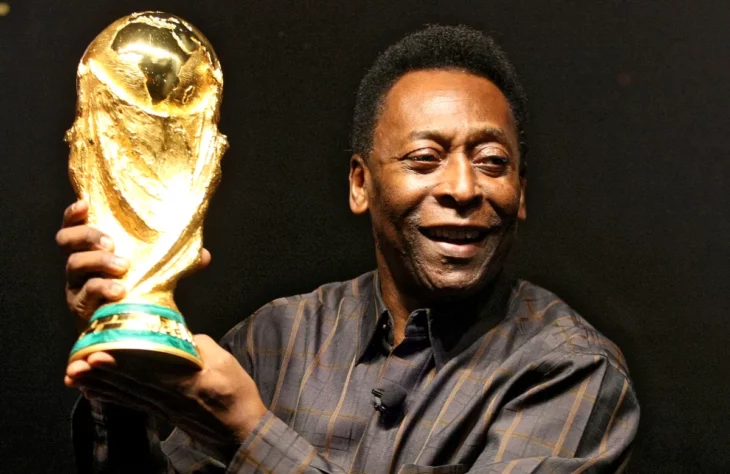Pelé sosteniendo la copa del mundial 