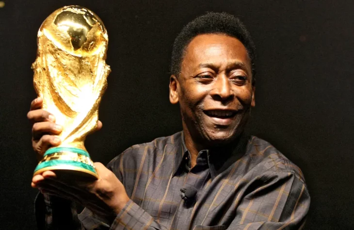 Pele holding the world cup 