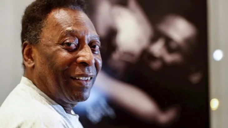 Pelé sonriendo y mirando a la cámara 