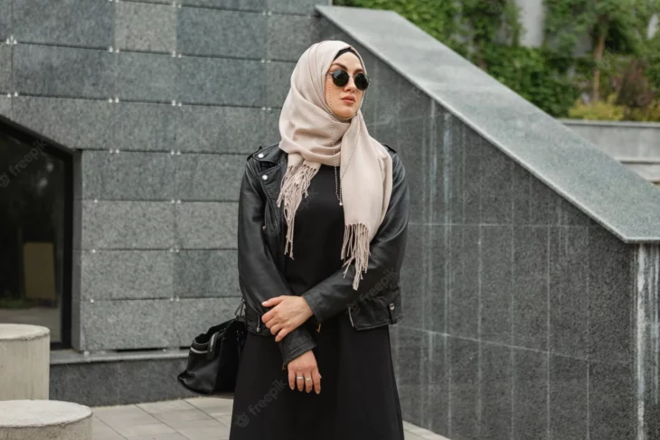 Mujer usando ropa negra y bufanda para cubrir cabeza y cuello