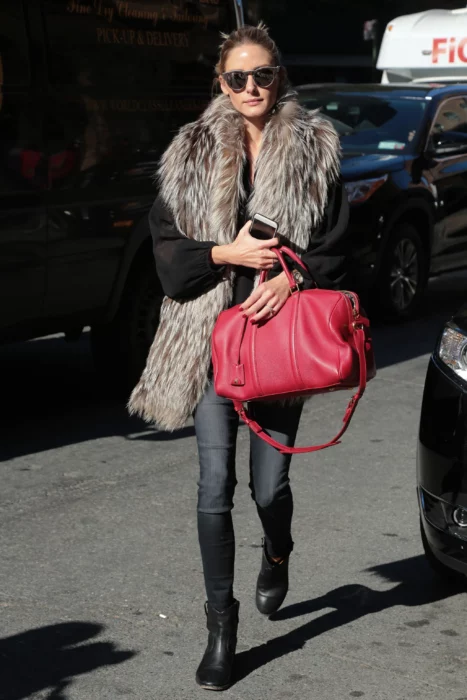 Olivia Palermo usando bufanda de peluche café y bolsa rosa