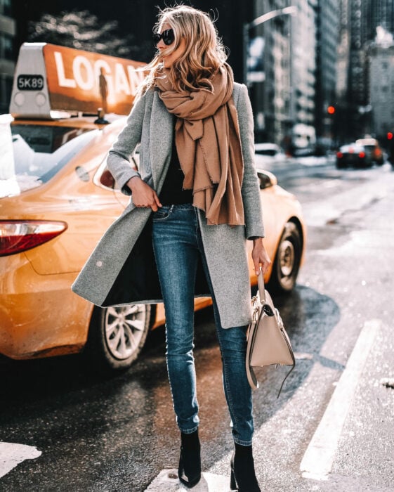 Mujer en la calle usando saco gris y bufanda café
