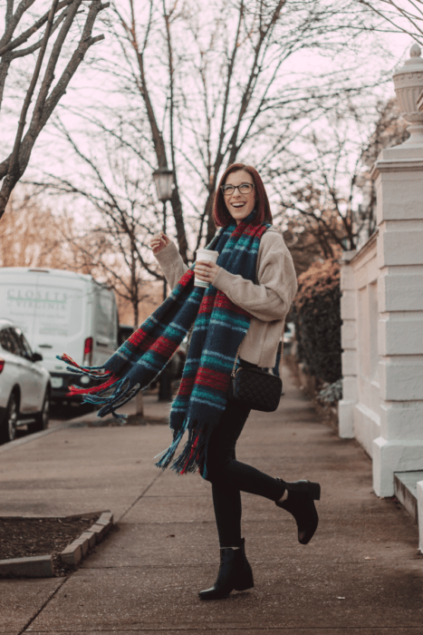 Mujer en la calle usando bufanda de cuadros rojos y azules