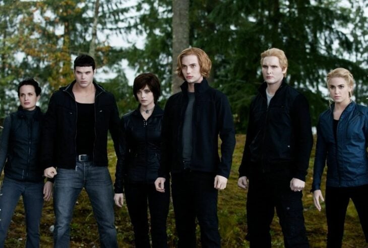 Image from the Twilight movie showing Esme, Emmet, Alice, Jasper, Charlie, Rosalie, members of the Cullen family 