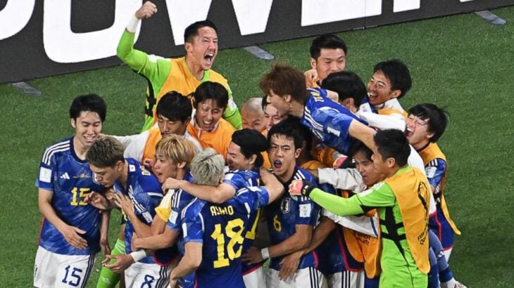 Equipo de futbol japonés celebrando su victoria ante alemania