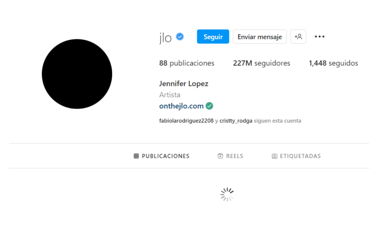 imagen de la portada de Instagram de la cantante y actriz Jennifer López donde muestra como foto de perfil un fondo negro