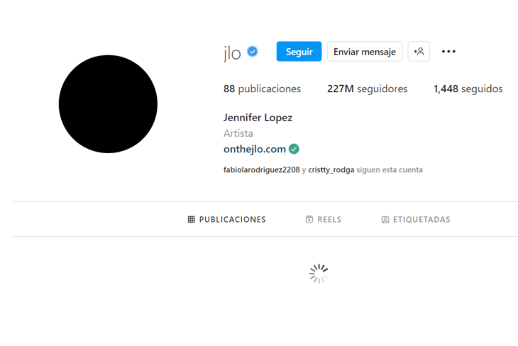 Image of the cover of Instagram of the singer and actress Jennifer López where she shows a black background as a profile photo