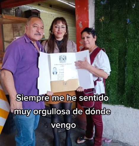 Young man takes his university degree to his parents' tianguis
