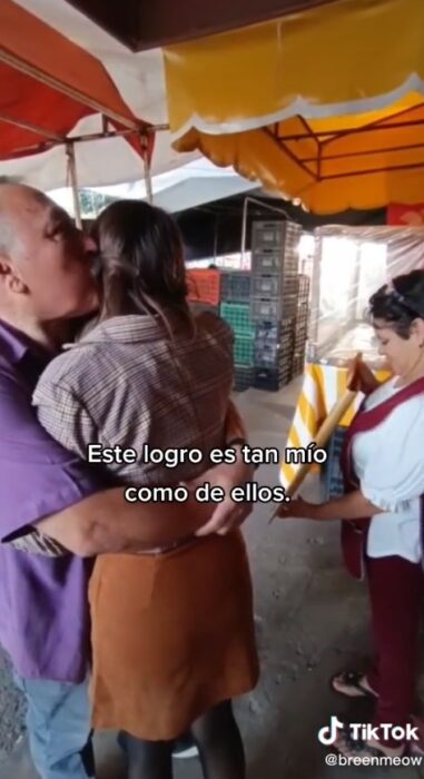 Young man takes his university degree to his parents' tianguis