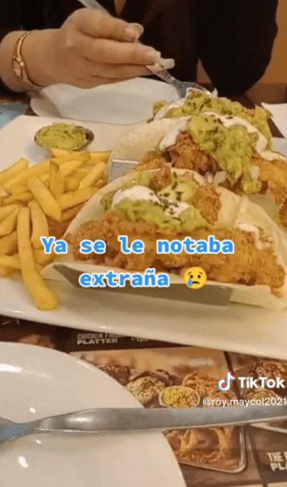 imagen de un plato que contiene pollo frito con papas a la francesa puesto sobre la mesa de un restaurante