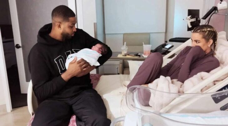 Khloé Kardashian junto a Tristan Thompson en el hospital cargando a su segungo hijo 