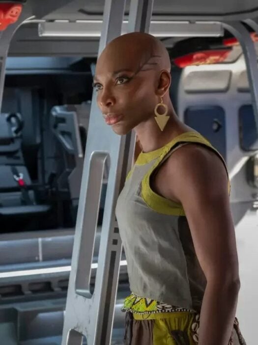 imagen que muestra a Aneka interpretada por la actriz Michaela Coel en la película de Black Panther 
