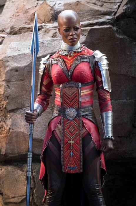 imagen de Ayo interpretada por la actriz Florence Kasumba en una escena de la cinta Black Panther 2 