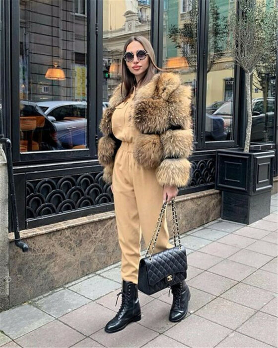 mujer posando en una banqueta con una chamarra furry 