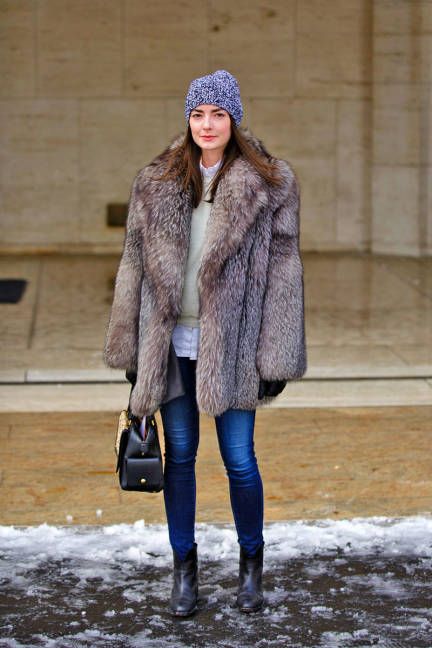 mujer posando con gabardina furry y un gorro 