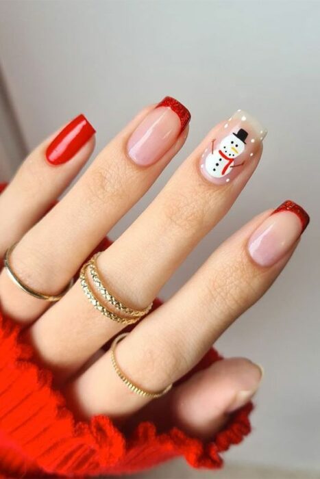 Manicura navideña con monos de nieve 