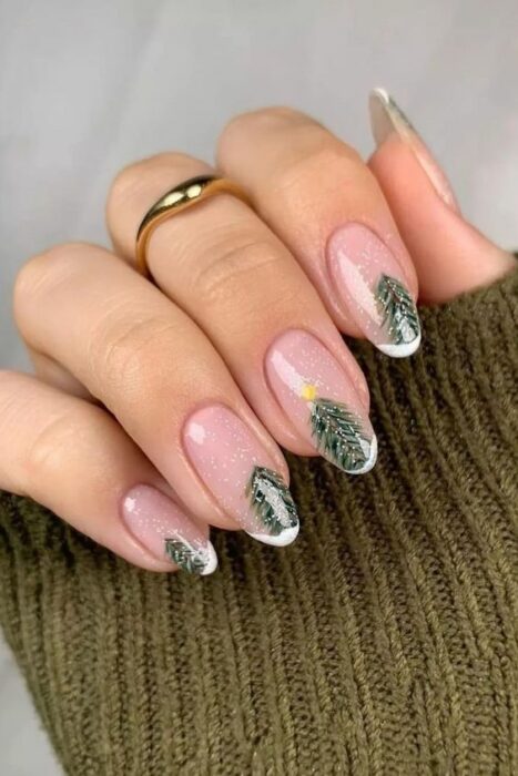 Manicura navideña con pinos 