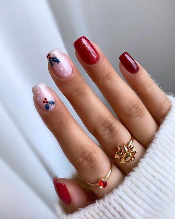 Manicura navideña con hojas 