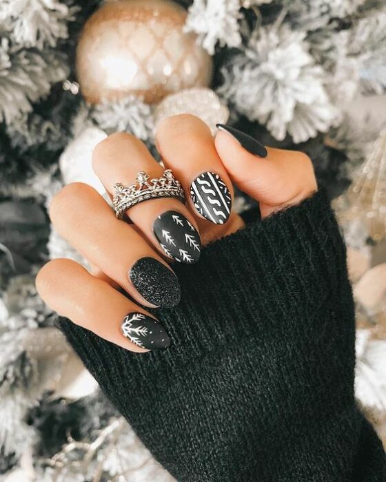 Manicura navideña con tonos negros