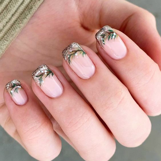 Manicura navideña con guirnaldas