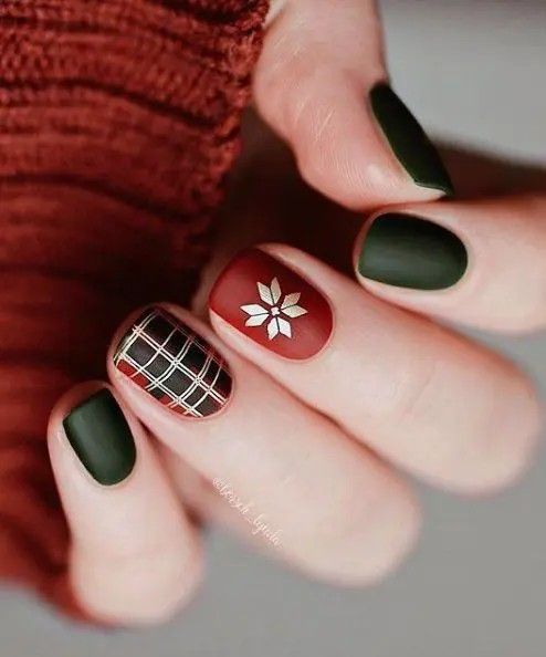 Manicura navideña con cuadros y copos de nieve