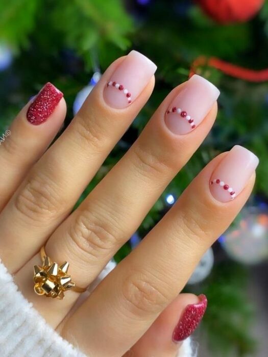 Manicura navideña con caramelos