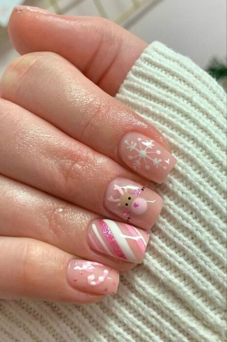 Manicura navideña con tonos rosas