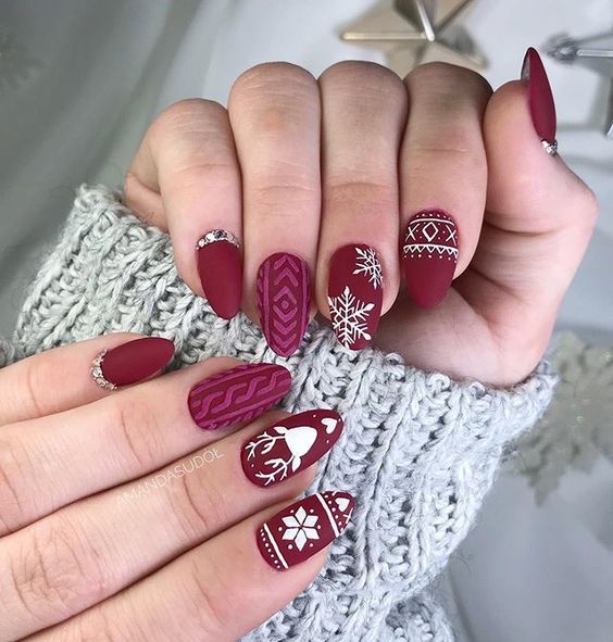 Manicura navideña con relieves 