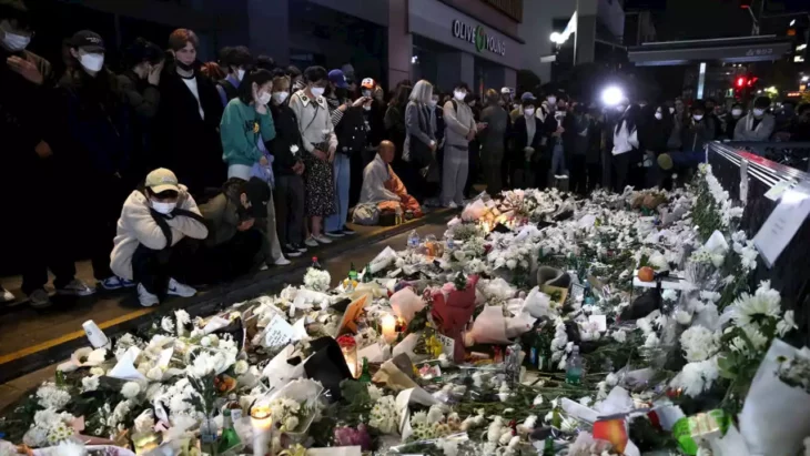 ofrenda de flores para la víctimas en las calles de Seúl 