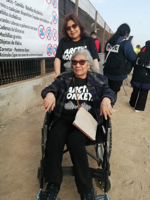 fotografía de una mujer en silla de ruedas con camisa de la banda Arctic Monkeys en un concierto en Perú 
