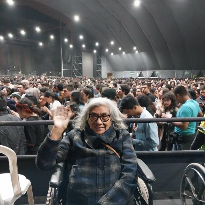 mujer en silla de ruedas en el sitrio de personas discapacitadas en un concierto del grupo Arctic Monkeys en Perú