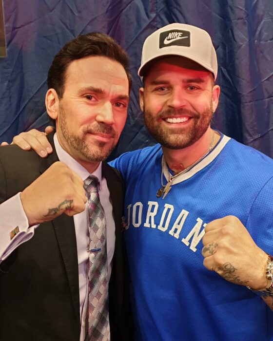 Blake Foster junto a Jason David Frank en una rueda de prensa