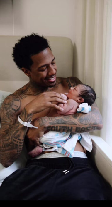 Nick Cannon cargando a su nueva hhija Beatiful Zepellin Cannon 