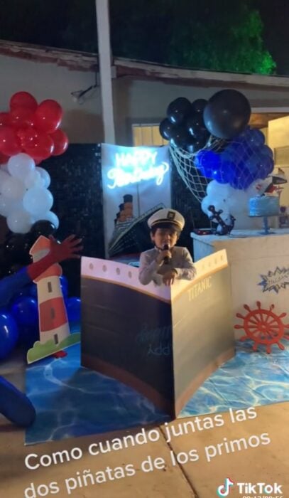 Niño en fiesta temática de Titanic cantando