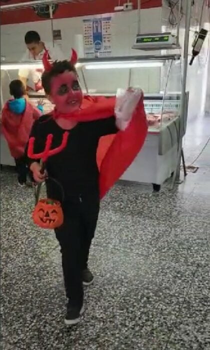 imagen que muestra a un niño disfrazado de diablo en una carnicería en Argentina