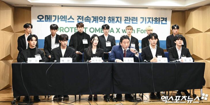 integrantes de la agrupación coreana de K-Pop Omega X en coferencia de prensa 