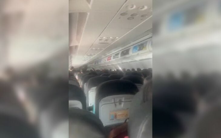 captura de pantalla del momento en que unos pasajeros se quedaron sin oxígeno en un vuelo de la aerolínea viva aerobus 