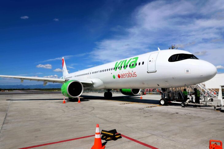 fotografía de un avión de la aerolínea viva aerobus en el aeropuerto