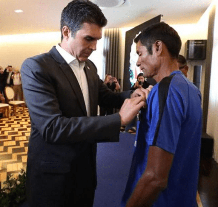 hombre recibiendo una medalla al mérito