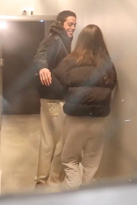 Pete Davidson junto a la modelo Emily Ratajkowski a punto de abrazarse en un pasillo del apartamento en el barrio de West Village, en Nueva York. 