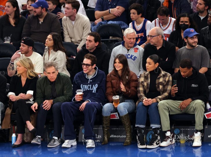 Imagen en la que aparece Christine Taylor, Ben Stiller, Pete Davidson, Emily Ratajkowski, Jordin Sparks and Dana Isaiah en la primera fila del partido de baloncesto de los Knicks en Nueva York 