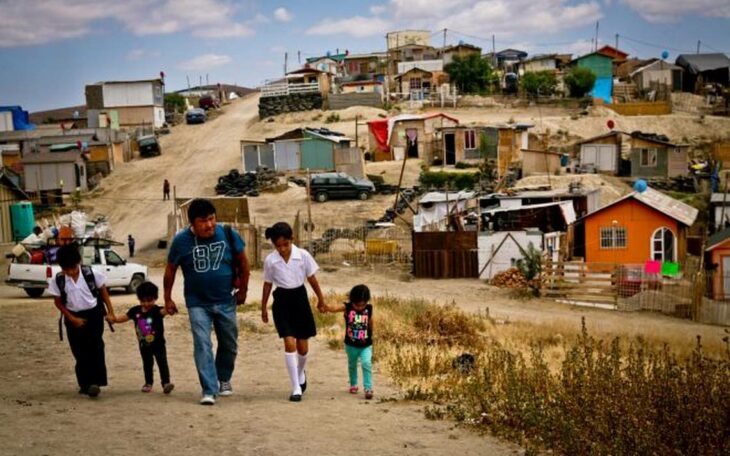 Familia en lugar marginado