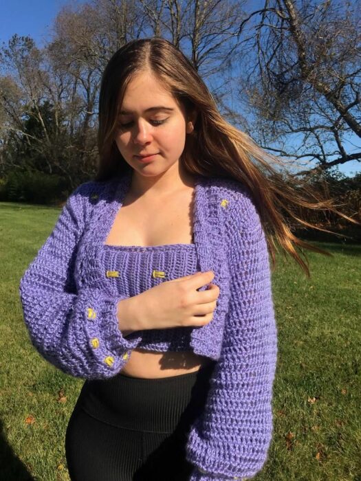 Mujer con top y suéter de tejido crochet lila morado