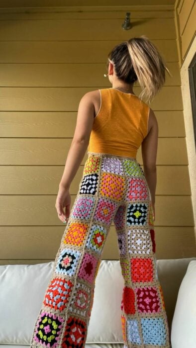Mujer usando pantalón de tejido crochet de varios colores
