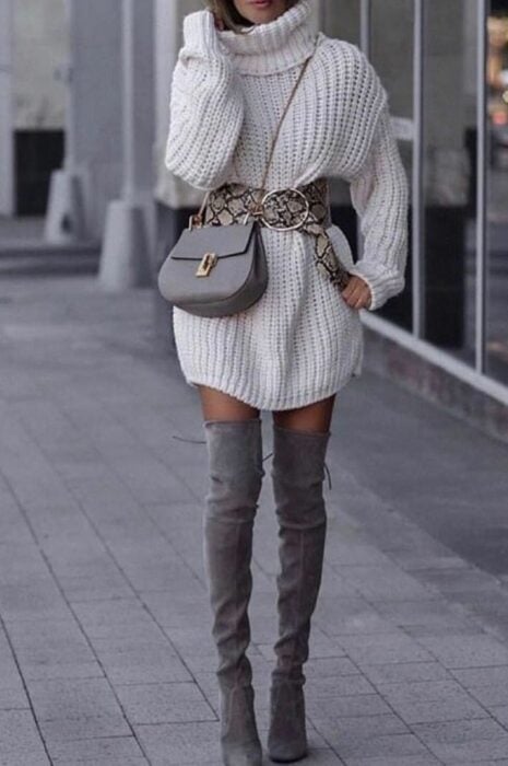 Mujer usando vestido blanco de tejido crochet invernal con botas