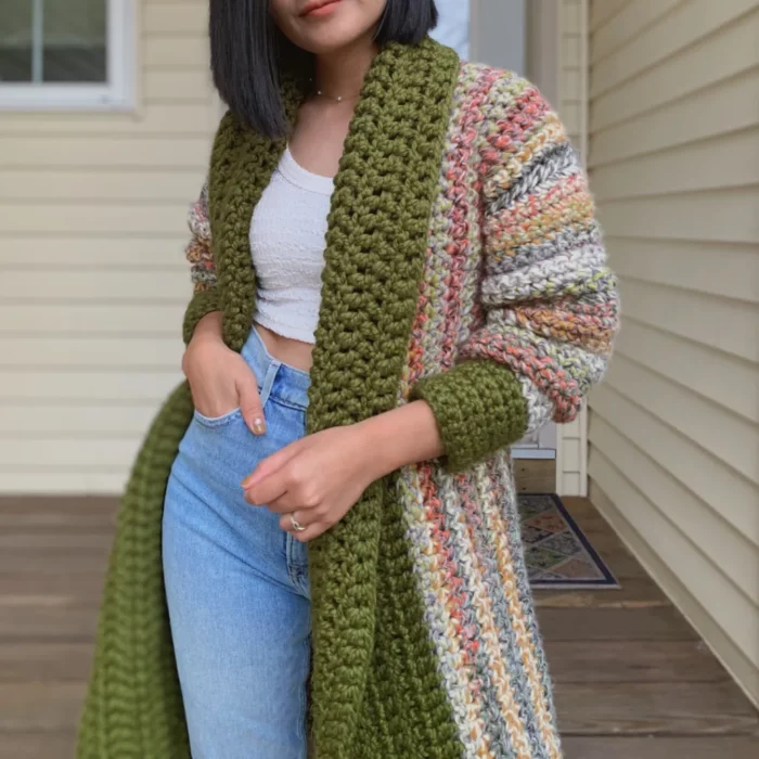 Mujer con cardigan de tejido crochet largo