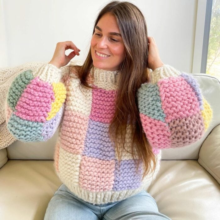 Mujer con suéter de tejido crochet de colores