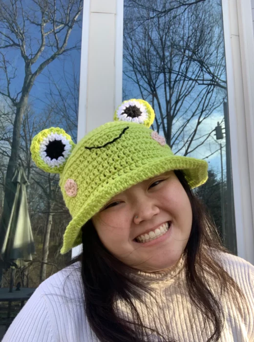 Mujer usando gorro de ranita de tejito crochet