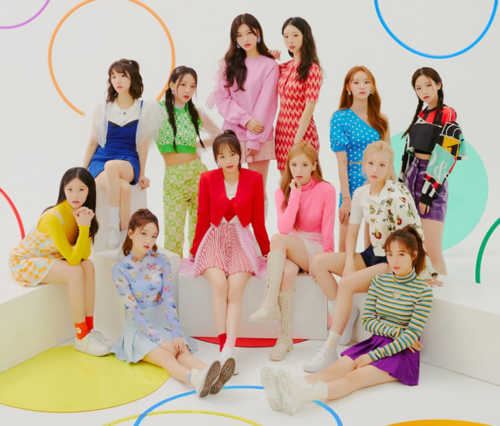 imagen del grupo de K-Pop Loona sus doce integrantes están vestidas con vistosos colores en una sesión de fotos 