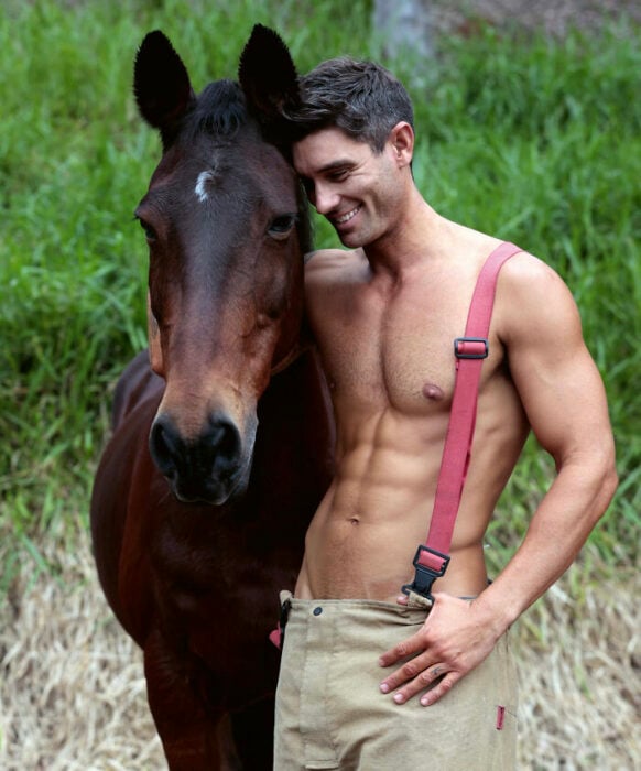 bombero posando para calendario benéfico con un caballo 